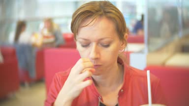 yakın çekim, kadın yiyor, fast food, tavuk nuggets, kanatları ve patates kızartması. 4k