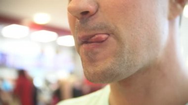 yakın çekim, adam yiyor, fast food, tavuk nuggets, kanatları ve patates kızartması. 4k