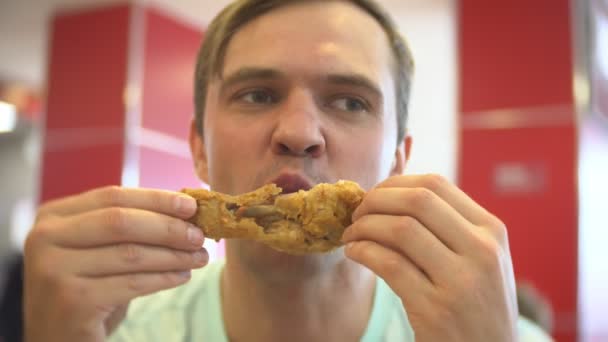 Gros plan, homme mange, fast food, pépites de poulet, ailes et frites. 4k — Video