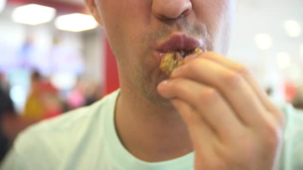 Yakın çekim, adam yiyor, fast food, tavuk nuggets, kanatları ve patates kızartması. 4k — Stok video