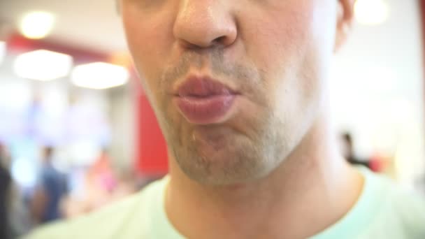 Close-up, man eet, fastfood, Franse frietjes, kipnuggets en vleugels. 4k — Stockvideo