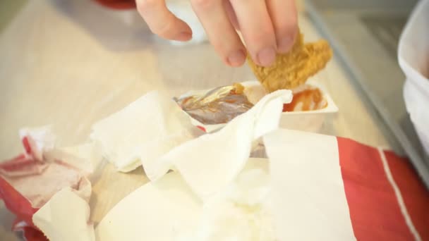 Närbild, resterna av mat i en snabbmatsrestaurang. 4k — Stockvideo