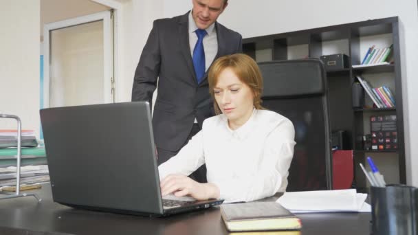 Angry boss with female worker in the office. 4k — Stock Video