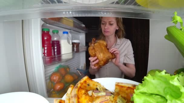 La mujer abre el refrigerador por la noche. hambre nocturna. dieta. gula, 4k — Vídeo de stock