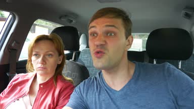 El hareketi bir stresli ve sinirli araç sürücüsü edepsizlik. adam arabasını penceresinden bağırır. 4k