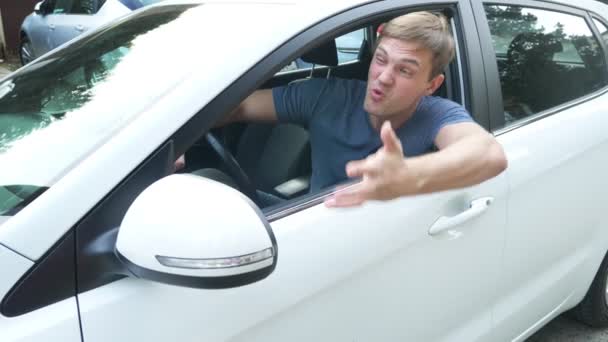 La rudeza de un conductor de coche estresado y enojado gesto. el hombre grita desde la ventana de su coche. 4k — Vídeo de stock