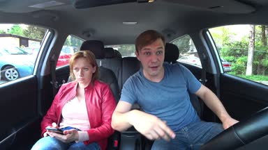 El hareketi bir stresli ve sinirli araç sürücüsü edepsizlik. adam arabasını penceresinden bağırır. 4k