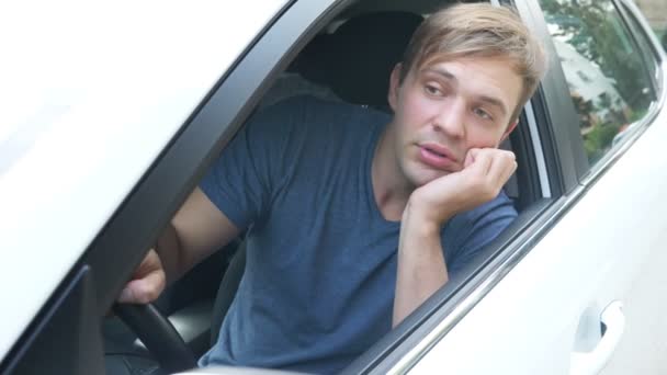 Die Unhöflichkeit eines gestressten und wütenden Autofahrers, der gestikuliert. schreit der Mann aus dem Fenster seines Autos. 4k — Stockvideo