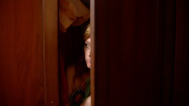 Η γυμνή γυναίκα που κρύβεται στην ντουλάπα. πηγαίνει από το ντουλάπι και τρέχει μακριά από το σπίτι τους λάτρεις μέσω της μπροστινής πόρτας. 4k, — Αρχείο Βίντεο