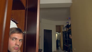 çıplak adam dolapta saklıyor. o dolaptan gider ve ön kapıdan mistresss evden çalışır. 4k,