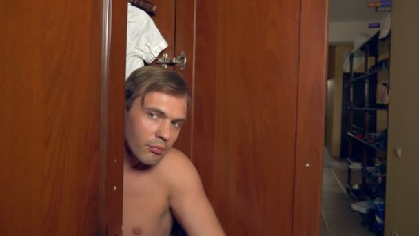 Ο γυμνός άντρας κρύβει στην ντουλάπα. πηγαίνει από το ντουλάπι και τρέχει μακριά από το σπίτι του mistresss μέσω της μπροστινής πόρτας. 4k, — Αρχείο Βίντεο