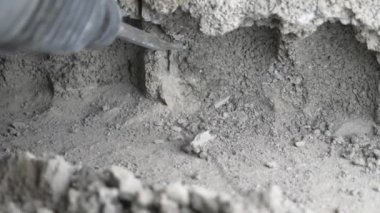 bir inşaat alanında, bir işçi bir perforator duvara vurma. 4k