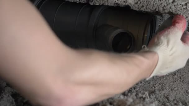 Un chantier, un ouvrier frappant le mur avec une perforatrice. 4k — Video
