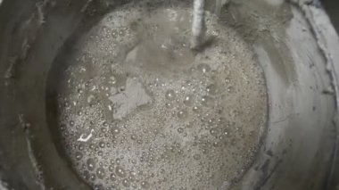 spatula ve kova ile harç inşaat alanı üzerinde. builder ile sıva yüzeyi tamamlanır. 4k.