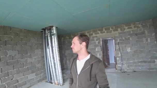 Новые поселенцы, посетившие новую квартиру, оценивают ремонтные работы квартиры. 4k — стоковое видео