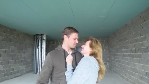 Новые поселенцы, супружеская пара приезжают в новую квартиру, оценивают ремонтные работы квартиры. они счастливы. 4k — стоковое видео