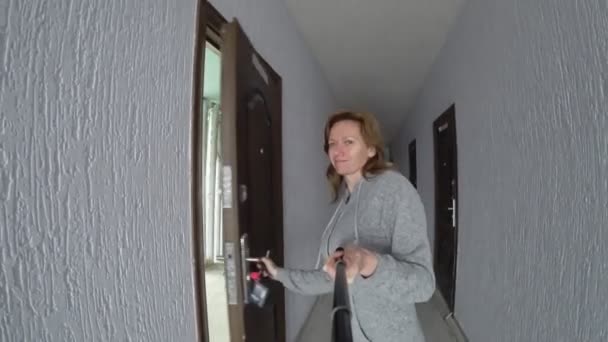 Новые поселенцы, посетившие новую квартиру, оценивают ремонтные работы квартиры. 4k — стоковое видео