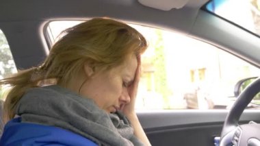 Arabada baş ağrısı. Bir arabada bir kadın sürücü bir baş ağrısı deneyimleri. 4k