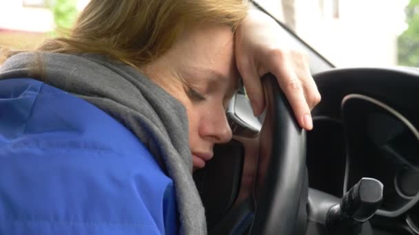 De bestuurder van de vrouw viel in slaap op de zetel van de stuurprogramma's aan de kant van de weg. Te wachten in de auto. 4k. — Stockvideo