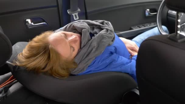 Der Fahrer der Frau schlief auf dem Fahrersitz am Fahrbahnrand ein. Warten im Auto. 4k. — Stockvideo