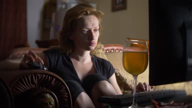 bilgisayar, karanlıkta evde bira içme kadınla. 4k