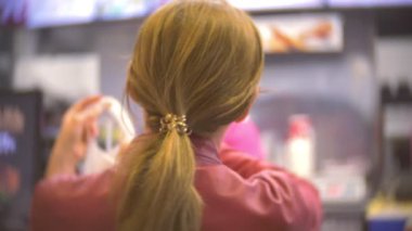 yakın çekim, kadın yiyor, fast food, tavuk nuggets, kanatları ve patates kızartması. 4k