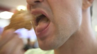 yakın çekim, adam yiyor, fast food, tavuk nuggets, kanatları ve patates kızartması. 4k
