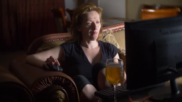 Femme avec ordinateur, buvant de la bière à la maison dans le noir. 4k — Video