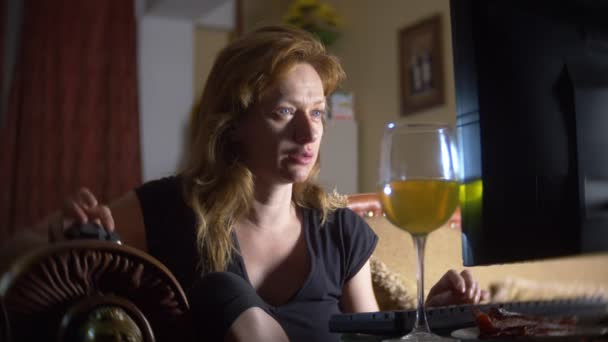 Kobieta z komputera, picia piwa w domu w ciemności. 4k — Wideo stockowe