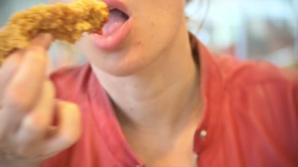 Close-up, mulher come, fast food, nuggets de frango, asas e batatas fritas. 4k — Vídeo de Stock