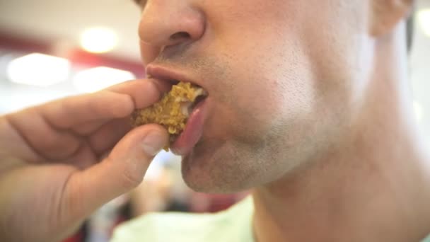Yakın çekim, adam yiyor, fast food, tavuk nuggets, kanatları ve patates kızartması. 4k — Stok video