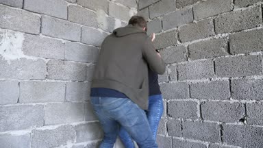 şiddet, suç, adam kaçırma, bir erkek bir kadın 4 k bir duvara atıyor,