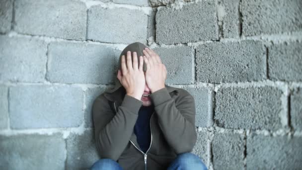 壁に絶望的な不幸な男。4 k、絶望的なストレスの概念 — ストック動画