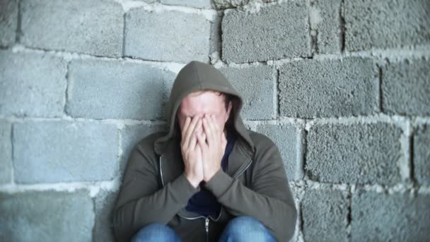 Homme malheureux désespéré près du mur. 4k, le concept du stress et du désespoir — Video