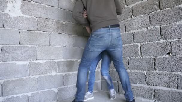 Насилие, преступление, похищение, мужчина бьет женщину о стену 4k , — стоковое видео