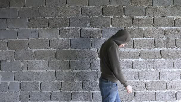 Wanhopig ongelukkig man door de muur. 4k, het concept van stress en hopeloos — Stockvideo