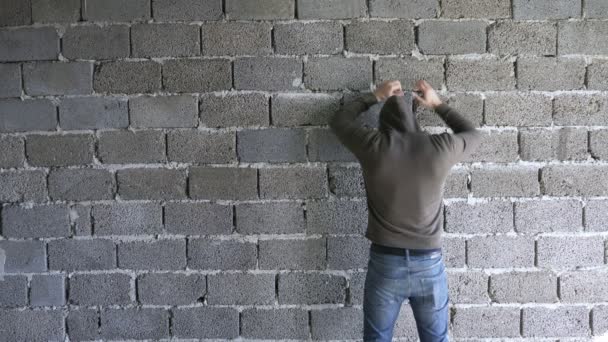 Disperato uomo infelice vicino al muro. 4k, il concetto di stress e senza speranza — Video Stock