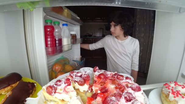 아이가 밤 중에 냉장고 앞에서 먹는. 4 k — 비디오