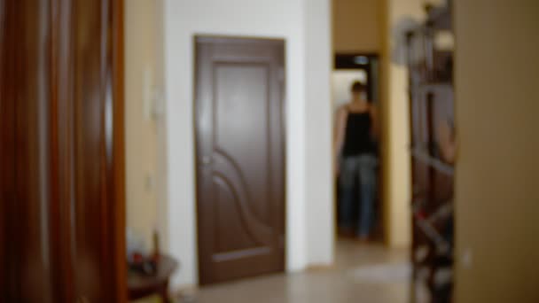 Μια γυναίκα κρύβει τον εραστή της σε ένα ντουλάπι από το σύζυγό της. ο γυμνός άντρας κρύβει στην ντουλάπα. πηγαίνει από το ντουλάπι και τρέχει μακριά από το σπίτι του mistresss μέσω της μπροστινής πόρτας. 4k, — Αρχείο Βίντεο