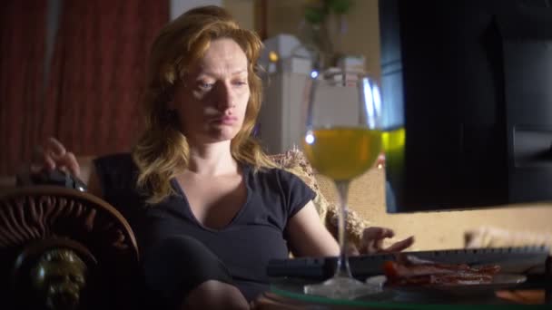Kobieta z komputera, picia piwa w domu w ciemności. 4k — Wideo stockowe