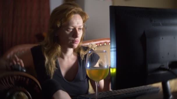 Mujer con computadora, bebiendo cerveza en casa en la oscuridad. 4k — Vídeos de Stock