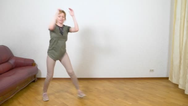 Vuxen kvinna dansar hemma, 4k — Stockvideo