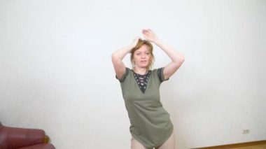 yetişkin kadın dansları evde, 4k