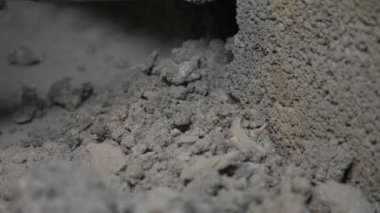 bir inşaat alanında, bir işçi bir perforator duvara vurma. 4k