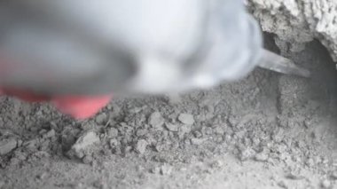 bir inşaat alanında, bir işçi bir perforator duvara vurma. 4k