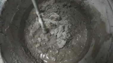 spatula ve kova ile harç inşaat alanı üzerinde. builder ile sıva yüzeyi tamamlanır. 4k.