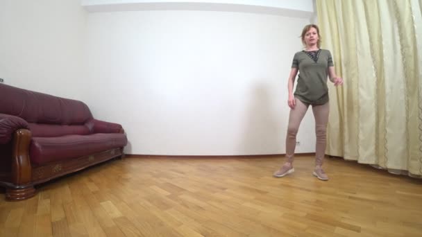 Donna adulta balla a casa, 4k — Video Stock
