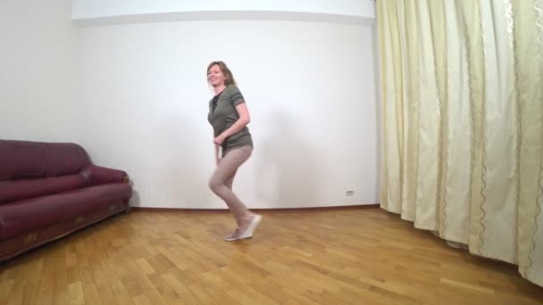 Adult woman dances at home, 4k — Stock Video