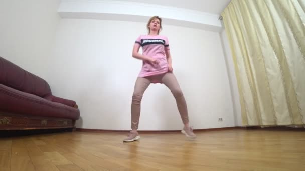 Mujer adulta baila en casa, 4k — Vídeos de Stock