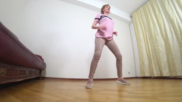 Vuxen kvinna dansar hemma, 4k — Stockvideo